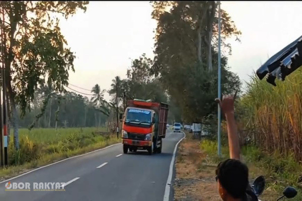 ​Bondowoso, Obor Rakyat — Satuan Lalu Lintas (Satlantas) Polres Bondowoso mengamankan dua remaja pelajar berinisial RF dan RS lantaran nekat membuat serta mengunggah konten aksi kendaraan melaju oleng di jalan umum. Tindakan berbahaya yang diunggah ke platform media sosial TikTok tersebut memicu keresahan masyarakat dan pengguna jalan.