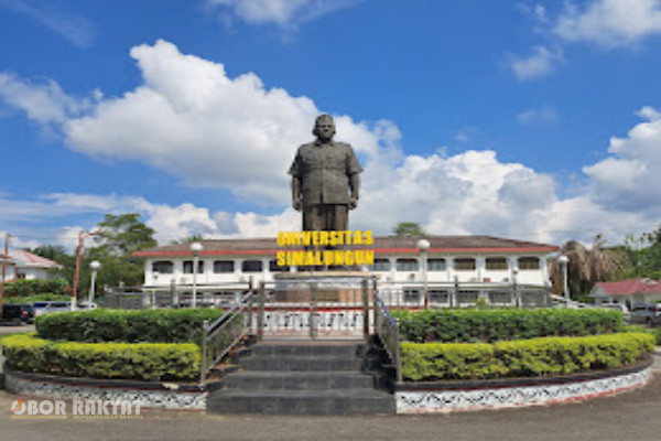 Simalungun, Obor Rakyat — Momentum suksesi kepemimpinan di Universitas Simalungun (USI) menjadi sorotan krusial bagi akselerasi mutu pendidikan tinggi di wilayah Sumatera Utara. Perguruan tinggi swasta yang berdiri sejak 1965 di bawah naungan Yayasan Universitas Simalungun ini resmi menggelar agenda pemaparan visi dan misi dari tiga kandidat calon rektor periode 2026–2030 di Aula Rektorat USI, Pematangsiantar, Kamis (1/10/2026).