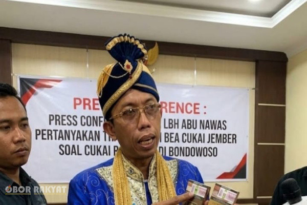 ​Bondowoso, Obor Rakyat — Kantor Pengawasan dan Pelayanan Bea dan Cukai (KPPBC) Tipe Madya Pabean C Jember kembali menuai sorotan tajam. Desakan publik agar instansi penegak hukum tersebut mengambil langkah konkret atas dugaan ketidaksesuaian pita cukai produk rokok berinisial G buatan Kabupaten Bondowoso kian memuncak.