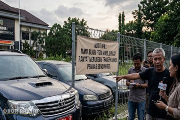 ​Bondowoso, Obor Rakyat — Klarifikasi Kepala Bagian (Kabag) Umum Sekretariat Daerah (Setda) Bondowoso, Sofiah Adie Kurniawati, terkait keberadaan belasan mobil dinas operasional Pemkab Bondowoso belum mampu menyurutkan gelombang skeptisisme publik. Alih-alih meredakan polemik, penyampaian yang cenderung berfokus pada pembelaan administratif tersebut justru kian menebalkan ruang keraguan masyarakat.
