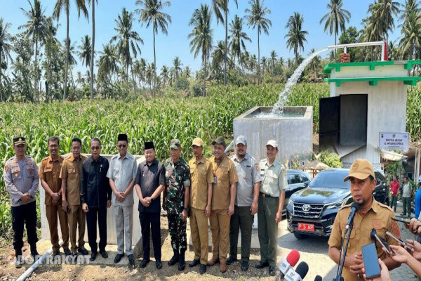 ​Bondowoso, Obor Rakyat — Pemerintah Kabupaten (Pemkab) Bondowoso menorehkan babak baru dalam transformasi tata kelola sektor komoditas agraria. Tidak lagi berfokus secara eksklusif pada kelembagaan kelompok tani, arah kebijakan strategis daerah kini mulai mengeksplorasi lini terdepan produksi pertanian, yakni para buruh tani, melalui pendekatan pemberdayaan yang komprehensif dan inklusif.