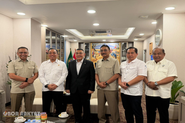 Jakarta, Obor Rakyat — Mengawali masa tugasnya, Kepala Badan Reforma Agraria Nasional (BRAN) Jenderal Polisi Prof. Dr. Dedi Prasetyo menggelar pertemuan strategis dengan Wakil Menteri Agraria dan Tata Ruang/Wakil Kepala Badan Pertanahan Nasional (ATR/BPN), Ossy Dermawan, di kantor Kementerian ATR/BPN, Jakarta, Senin (5/10/2026).
