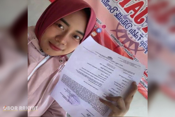 ​Bondowoso, Obor Rakyat — Seorang ibu rumah tangga warga Desa Pandak, Kecamatan Klabang, Kabupaten Bondowoso, Yuli Anggraeni (29), mendatangi Polres Bondowoso untuk melaporkan kasus dugaan pencemaran nama baik melalui platform media sosial TikTok.