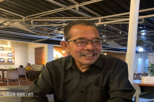 Simalungun, Obor Rakyat — Suksesi kepemimpinan di lingkungan perguruan tinggi menuntut penerapan prinsip meritokrasi yang berorientasi pada peningkatan kualifikasi dan mutu institusi. Mantan Ketua DPRD Simalungun sekaligus tokoh masyarakat, Syahmidun Saragih, menegaskan pentingnya menjadikan kapasitas kepemimpinan, rekam jejak akademik, serta visi strategis sebagai parameter utama dalam proses pemilihan Rektor Universitas Simalungun (USI).