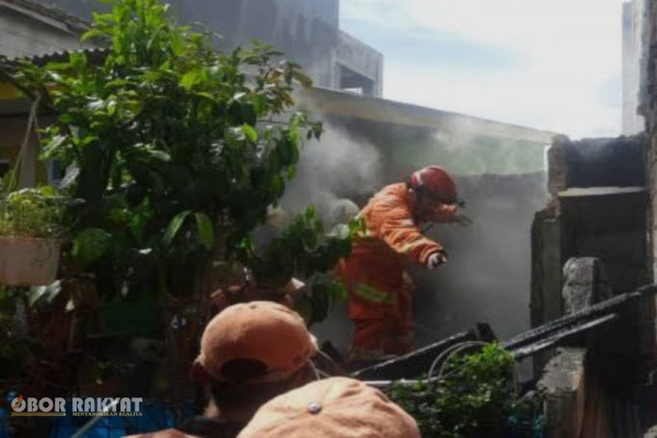 ​Jakarta, Obor Rakyat — Kebakaran hebat melanda tiga unit rumah kontrakan di Jalan Pinang Ranti Gang H Bakot, RT 006/RW 001, Kelurahan Pinang Ranti, Kecamatan Makasar, Jakarta Timur, pada Kamis (8/10/2026) pagi.