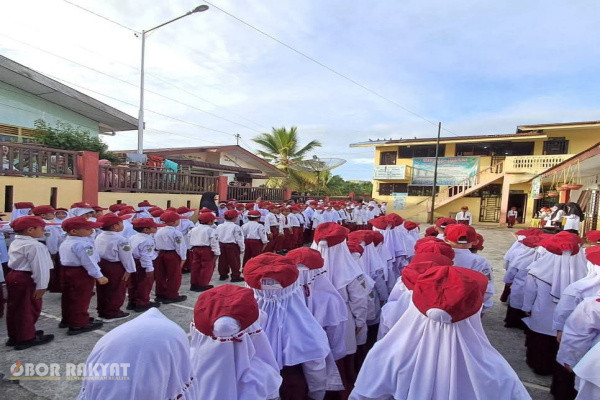 Pematangsiantar, Obor Rakyat – Madrasah Ibtidaiyah Swasta (MIS) Al-Ihsan Kota Pematangsiantar terus menunjukkan komitmennya dalam mencetak peserta didik yang unggul secara akademik sekaligus memiliki akhlak terpuji dan berbakti kepada orang tua.