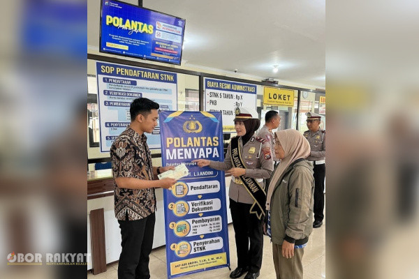 Jember, Obor Rakyat – Satlantas Polres Jember terus berupaya meningkatkan kualitas pelayanan publik melalui peluncuran program "Polantas Menyapa" di Kantor Samsat Bersama Jalan Teratai, Jember, Kamis (8/10/2026).
