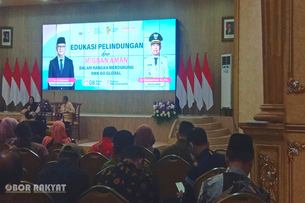 Jember, Obor Rakyat — Pemerintah Kabupaten (Pemkab) Jember berkomitmen mendorong lulusan Sekolah Menengah Kejuruan (SMK) untuk bersaing di pasar kerja internasional melalui program nasional SMK Go Global. Langkah ini merupakan tindak lanjut dari direktif Presiden Prabowo Subianto untuk mencetak Sumber Daya Manusia (SDM) terampil yang siap mengisi peluang kerja global sekaligus menjamin perlindungan Tenaga Kerja Indonesia (TKI) di luar negeri.
