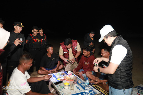 Jember, Obor Rakyat – Kepolisian Resor (Polres) Jember terus memperkuat komitmennya dalam memberantas peredaran gelap dan penyalahgunaan narkotika. Melalui Satuan Reserse Narkoba (Satresnarkoba) yang bekerja sama dengan tim gabungan, razia dan pemeriksaan intensif digelar di Desa Curahtakir, Kecamatan Tempurejo, Sabtu (10/10/2026) malam.