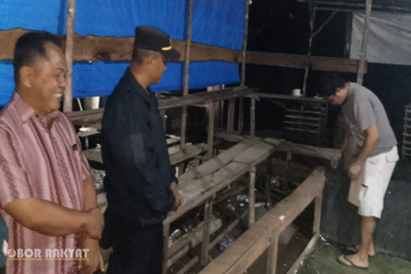 Simalungun, Obor Rakyat – Menindaklanjuti pengaduan masyarakat (dumas) terkait maraknya perjudian, Polsek Gunung Malela bersama Unit Jatanras Sat Reskrim Polres Simalungun mendatangi dan menertibkan gelanggang sabung ayam di Huta III, Nagori Karang Bangun, Kecamatan Siantar, Kabupaten Simalungun, Minggu (11/10/2026) malam.