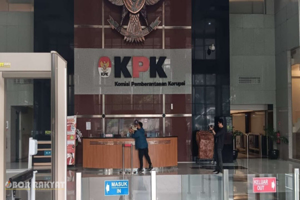 Jakarta, Obor Rakyat — Kasus dugaan pemerasan dan gratifikasi yang menjerat mantan Bupati Pemalang, Anom Widiyantoro, memasuki babak baru yang kian menguji efektivitas penegakan hukum institusional. Komisi Pemberantasan Korupsi (KPK) mengonfirmasi pelaksanaan serangkaian tindakan penggeledahan di tiga titik strategis lingkungan Pemerintah Kabupaten (Pemkab) Pemalang pada 6 hingga 8 Oktober lalu, sebagai upaya memperkuat konstruksi pembuktian perkara.