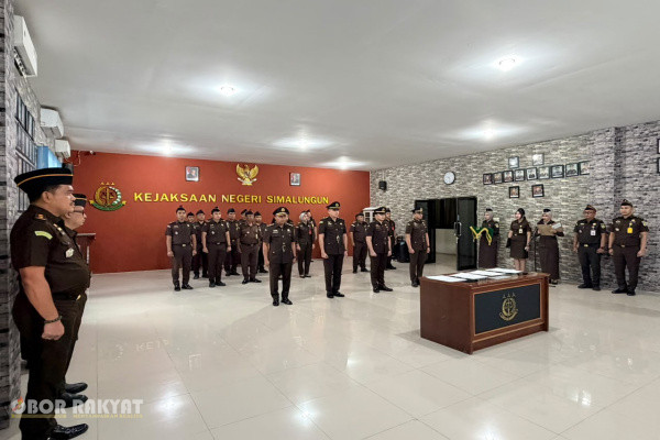 Simalungun, Obor Rakyat – Kejaksaan Negeri (Kejari) Simalungun resmi melantik dan mengambil sumpah jabatan empat pejabat struktural eselon IV dan V dalam sebuah upacara khidmat di Aula Kantor Kejari Simalungun, Selasa (13/10/2026).