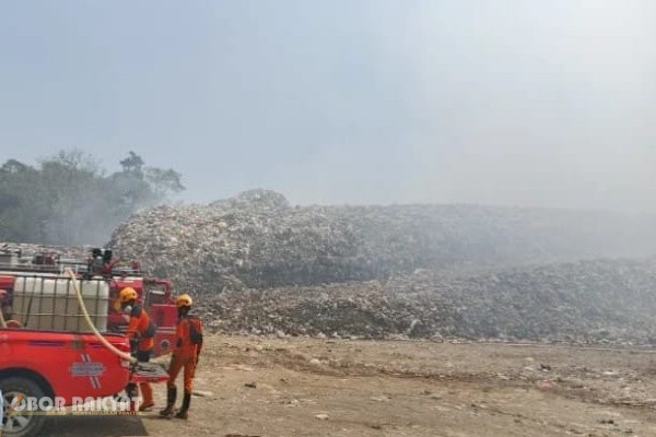 ​Bondowoso, Obor Rakyat — Kebakaran hebat yang melanda Tempat Pembuangan Akhir (TPA) Desa Paguan, Kecamatan Taman Krocok, Kabupaten Bondowoso, Jawa Timur, belum juga dapat dipadamkan meski telah memasuki hari kelima sejak Jumat (9/10/2026).