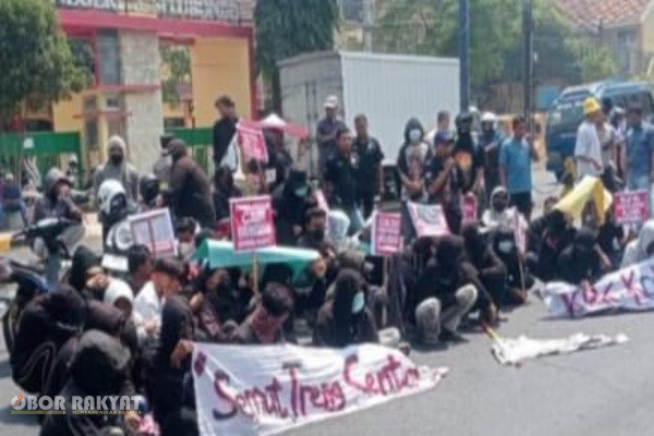 ​Situbondo, Obor Rakyat — Eskalasi ketegangan politik dan penegakan hukum di Kabupaten Situbondo mendadak memuncak. Ratusan massa yang tergabung dalam aliansi Semut Ireng Center (SIC) menggelar unjuk rasa terbuka di depan Kantor Pengadilan Negeri (PN) Situbondo, Kamis (15/10/2026).