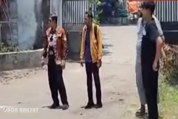 ​Bondowoso, Obor Rakyat — Pemerintah Kabupaten (Pemkab) Bondowoso mengambil langkah tegas menertibkan pemanfaatan Ruang Milik Jalan (Rumija) yang dikoordinasikan lintas instansi. Kebijakan ini menyasar dua sasaran strategis sekaligus: menjamin legalitas pengamanan Barang Milik Daerah (BMD) dan mendongkrak penerimaan Pendapatan Asli Daerah (PAD) melalui prinsip akuntabilitas serta transparansi.