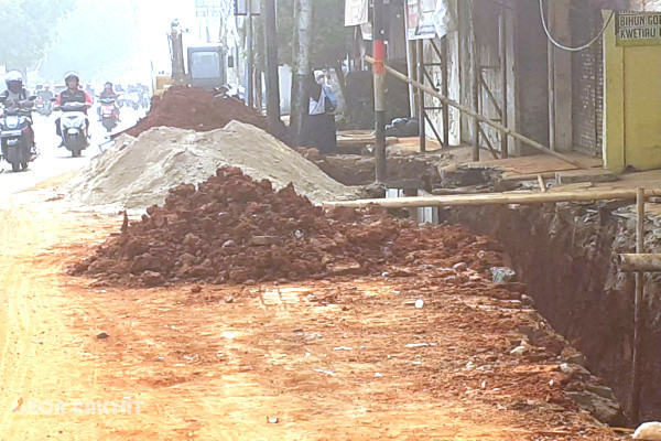 Jakarta, Obor Rakyat — Aktivitas pekerjaan galian di kawasan Pondok Gede, Kota Bekasi, menuai keluhan dari para pengguna jalan dan masyarakat sekitar. Tumpukan material tanah merah dan pasir yang ditempatkan di tepi jalan memicu polusi debu serta berpotensi membahayakan keselamatan berlalu lintas, Kamis (15/10/2026).