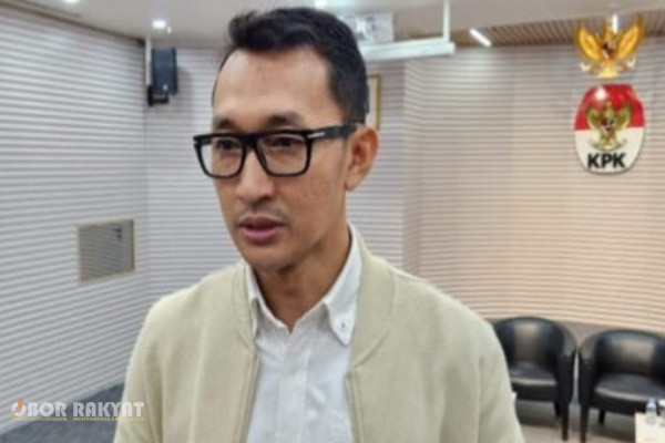 Jakarta, Obor Rakyat — Komisi Pemberantasan Korupsi (KPK) menyita uang tunai senilai Rp800 juta dari kuasa hukum Ketua Umum DPP GRIB Jaya, Hercules Rosario Marcal (HRM). Penyitaan ini berhubungan langsung dengan penyidikan dugaan tindak pidana korupsi pengurusan Hak Guna Bangunan (HGB) PT Summarecon Agung Tbk di Kabupaten Bogor, Jawa Barat.