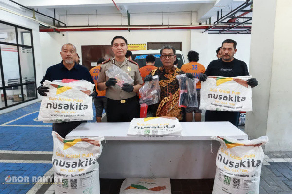 Surabaya, Obor Rakyat — Direktorat Reserse Kriminal Umum (Ditreskrimum) Polda Jawa Timur membongkar dugaan tindak pidana penipuan dan penggelapan komoditas gula berskala besar. Sebanyak 185 ton gula dari tiga pabrik gula di Jawa Timur diselundupkan dan dialihkan dari rute pengiriman yang seharusnya, dengan estimasi kerugian mencapai Rp3 miliar.