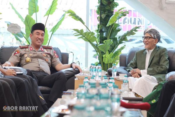 Surabaya, Obor Rakyat — Kepala Kepolisian Negara Republik Indonesia (Kapolri) Jenderal Polisi Suyudi Ario Seto melaksanakan kunjungan silaturahmi dengan Rais Aam Pengurus Besar Nahdlatul Ulama (PBNU), KH Miftachul Akhyar, di Yayasan Pondok Pesantren Miftachussunah, Surabaya, pada Sabtu (17/10/2026).