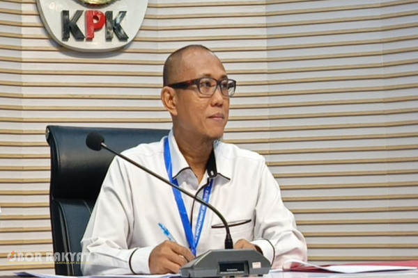 ​Jakarta, Obor Rakyat — Komisi Pemberantasan Korupsi (KPK) resmi menetapkan lima orang sebagai tersangka dalam kasus dugaan korupsi pengelolaan Dana Siap Pakai (DSP) di lingkungan Badan Nasional Penanggulangan Bencana (BNPB). Penindakan melalui operasi tangkap tangan (OTT) ini turut menyita barang bukti berbagai aset bernilai total sekitar Rp5,47 miliar.