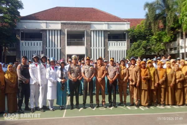 Jember, Obor Rakyat — Kepala Kepolisian Resor (Kapolres) Jember AKBP Alaiddin, mendatangi SMA Negeri 1 Jember dalam rangka meluncurkan kegiatan Pesan Kamtibmas Program Quick Wins Polisi Bersama Masyarakat, Senin (19/10/2026).