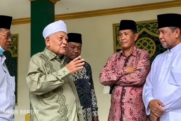 Jakarta, Obor Rakyat — Wasiat almarhum KH. Syukron Makmun, pendiri sekaligus Ketua Dewan Penasihat DPP Ikatan Keluarga Madura (IKAMA), bukan sekadar pesan menjelang akhir hayat. Di dalamnya tersimpan peringatan keras tentang arah perjuangan organisasi, kemurnian niat, dan tanggung jawab moral bagi para penerusnya.