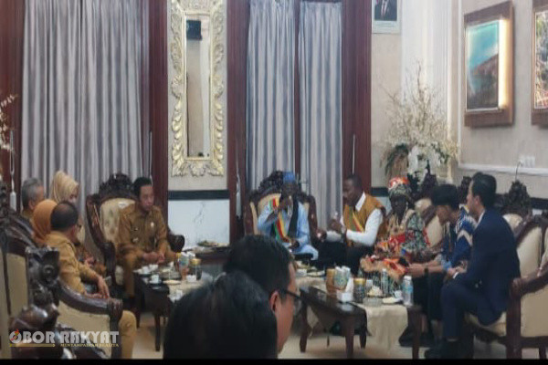 Bondowoso, Obor Rakyat — Pemerintah Kabupaten (Pemkab) Bondowoso resmi memulai fase penjajakan diplomasi subnasional (subnational diplomacy) bersama sejumlah otoritas pemerintah daerah dari Republik Kamerun, Afrika Tengah. Langkah inisiatif tersebut ditandai dengan penandatanganan Minutes of Meeting (MoM) yang mengidentifikasi berbagai potensi kolaborasi lintas sektor, mulai dari agribisnis, perikanan, hingga akuisisi teknologi finansial (fintech).