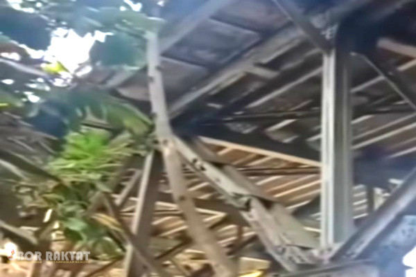 Bondowoso, Obor Rakyat – Kondisi fisik Jembatan Koncer yang berlokasi di jalan Aip Mugiman, Kabupaten Bondowoso kian memprihatinkan. Rangka besi penyangga di bagian kolong jembatan tampak rapuh, berkarat hebat, bahkan beberapa bagian telah melengkung dan berlubang.