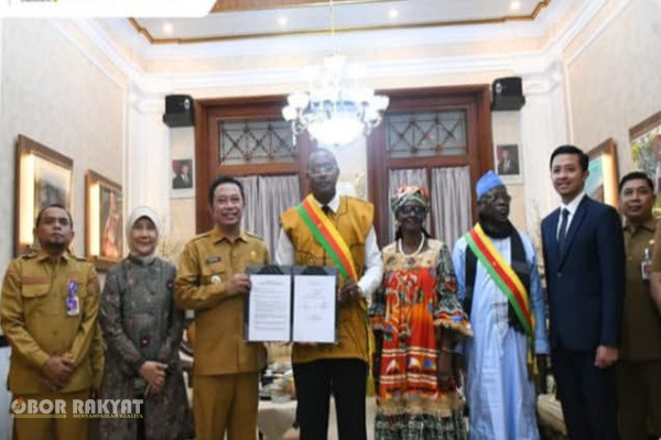 Bondowoso, Obor Rakyat — Pemerintah Kabupaten (Pemkab) Bondowoso memperluas jejaring kerja sama internasional dengan menerima kunjungan Delegasi Pemerintah Daerah Kamerun. Langkah strategis ini dilakukan untuk mengenalkan berbagai potensi unggulan daerah sekaligus memacu pembangunan ekonomi yang berkelanjutan.