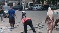 Ratusan Ompreng MBG Berserakan di Jalan Depan Perpustakaan Situbondo