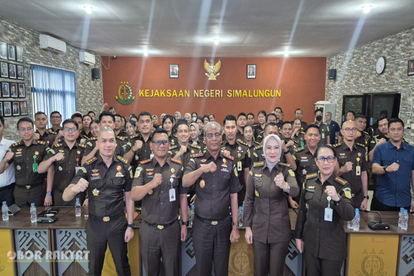 Simalungun, Obor Rakyat — Dalam upaya mengoptimalisasi fungsi pengawasan internal dan menegakkan good governance di lingkungan aparat penegak hukum, Kepala Kejaksaan Tinggi (Kajati) Sumatera Utara, Muhibuddin, menyelenggarkan agenda pengarahan dan evaluasi komprehensif bersama jajaran Kejaksaan Negeri (Kejari) Simalungun di Aula Kantor Kejari Simalungun, Rabu (21/10/2026).