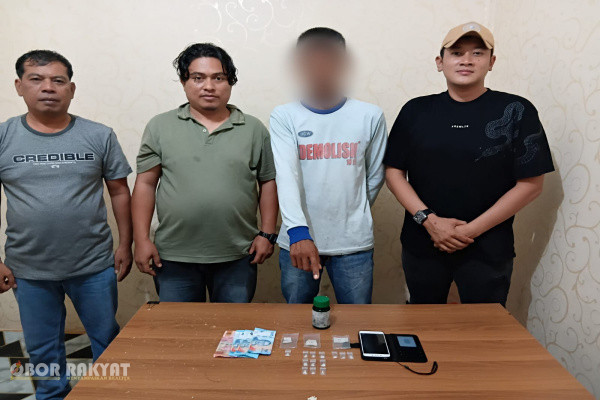 ​Simalungun, Obor Rakyat – Tim Opsnal Polsek Dolok Batu Nanggar membekuk seorang pria berinisial S (43) alias Bungkring dalam Operasi Sarang Narkoba (OSN) di Huta I Bahung Huluan, Nagori Bahung Huluan, Kecamatan Dolok Batu Nanggar, Kabupaten Simalungun, Selasa (20/10/2026) sore.