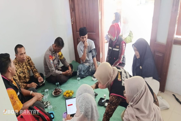 ​Jember, Obor Rakyat — Pemerintah Kabupaten (Pemkab) Jember terus memperkuat komitmennya dalam mendekatkan akses pelayanan kesehatan kepada masyarakat melalui program jemput bola Homecare. Melalui inovasi ini, tenaga kesehatan diterjunkan langsung ke rumah-rumah warga untuk memberikan penanganan medis, sehingga masyarakat, khususnya kelompok rentan tidak lagi perlu bersusah payah mendatangi pusat kesehatan masyarakat (puskesmas).
