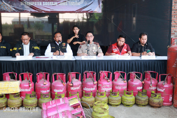 Surabaya, Obor Rakyat — Direktorat Tindak Pidana Tertentu (Dittipidter) Bareskrim Polri berhasil mengurai praktik kejahatan ekonomi berupa pengoplosan dan penyalahgunaan elpiji (LPG) bersubsidi di Desa Kendal Pecabean, Kecamatan Candi, Kabupaten Sidoarjo, Jawa Timur, Kamis (22/10/2026).
