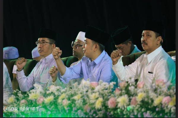 Jember, Obor Rakyat — Pemerintah Kabupaten (Pemkab) Jember menggelar malam puncak peringatan Hari Santri Nasional (HSN) 2026 dengan melantunkan Dzikir dan Salawat bersama di Alun-Alun Jember, Kamis (22/10/2026) malam.