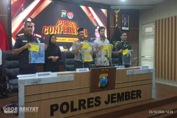 ​Jember, Obor Rakyat — Kepolisian Resor (Polres) Jember berhasil membongkar kasus perampokan bersenjata yang menimpa Toko Emas Murni di Jalan Sultan Agung Nomor 112, Kelurahan Kepatihan, Kecamatan Kaliwates, Kabupaten Jember. Dua orang pelaku berhasil diringkus di wilayah Banyuwangi kurang dari 24 jam setelah kejadian.