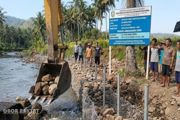 Situbondo, Obor Rakyat — Pelaksanaan proyek infrastruktur perkuatan tebing sungai berupa pemasangan bronjong di Desa Rajekwesi, Kecamatan Kendit, Kabupaten Situbondo, memicu sorotan publik. Proyek bernilai ratusan juta rupiah yang bersumber dari uang rakyat tersebut disinyalir memanfaatkan material batu langsung dari area aliran sungai setempat.