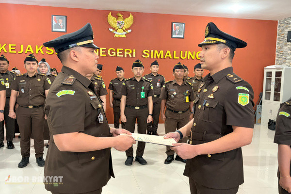 Simalungun, Obor Rakyat — Kepala Kejaksaan Negeri (Kajari) Simalungun, H. Munawal Hadi, S.H., M.H., secara resmi melantik dua pejabat struktural di lingkungan Kejari Simalungun, Selasa (27/10/2026).
