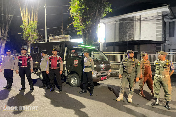 Bondowoso, Obor Rakyat — Dalam upaya proaktif menjaga stabilitas keamanan dan ketertiban masyarakat (Kamtibmas), Polres Bondowoso bersama Kodim 0822 dan Pemerintah Kabupaten Bondowoso menggelar Patroli Skala Besar di wilayah hukum Kabupaten Bondowoso, Selasa malam (27/10/2026).