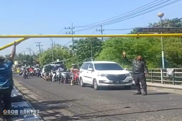 Bondowoso, Obor Rakyat — Penutupan Jembatan Sentong yang berada di bawah yurisdiksi Dinas Pekerjaan Umum Bina Marga Pemerintah Provinsi Jawa Timur (Pemprov Jatim) memicu efek domino terhadap ketahanan infrastruktur lokal di Kabupaten Bondowoso.