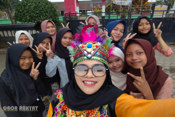Jember, Obor Rakyat – SMP Negeri 2 Mumbulsari, Kabupaten Jember, memperingati Hari Sumpah Pemuda dengan menggelar upacara bendera mengenakan pakaian adat, serta berbagai kegiatan edukatif dan literasi pada Rabu (28/10/2026).