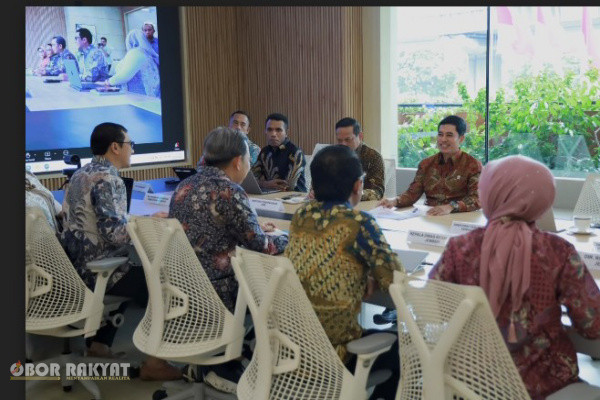Jember, Obor Rakyat – Bupati Jember Muhammad Fawait atau Gus Fawait melakukan kunjungan kerja ke sejumlah kementerian di Jakarta bertepatan dengan peringatan Hari Sumpah Pemuda. Lawatan tersebut dilakukan untuk memperkuat koordinasi dengan pemerintah pusat sekaligus mengamankan dukungan program strategis guna mempercepat pembangunan dan menekan angka kemiskinan di Kabupaten Jember.