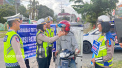 Satlantas Simalungun Bagikan Helm dan Cokelat di Ops Patuh Toba