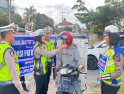 Satlantas Simalungun Bagikan Helm dan Cokelat di Ops Patuh Toba