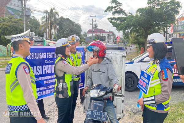 Simalungun, Obor Rakyat — Satuan Lalu Lintas (Satlantas) Polres Simalungun mengusung pendekatan humanis dalam pelaksanaan Operasi Patuh Toba 2026. Dengan membagikan helm gratis dan cokelat kepada para pengendara, kepolisian berupaya meningkatkan kesadaran dan disiplin berlalu lintas secara persuasif di Jalan Umum Pematangsiantar–Asahan, KM IV, Kelurahan Siantar Estate, Kecamatan Siantar, Kabupaten Simalungun, Rabu (28/10/2026).