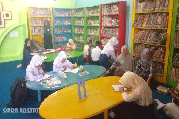 Jember, Obor Rakyat – Musyawarah Guru Mata Pelajaran (MGMP) Bahasa Indonesia Wilayah Timur Kabupaten Jember terus berkomitmen mendorong penguatan budaya literasi di kalangan pelajar melalui kolaborasi lintas sektor.
