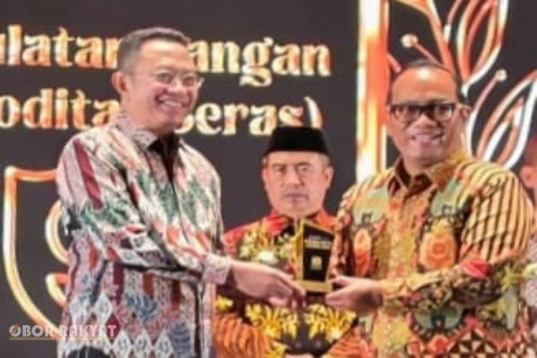 Surabaya, Obor Rakyat — Kabupaten Bondowoso kembali menorehkan prestasi gemilang di tingkat Provinsi Jawa Timur. Dalam ajang JawaPos.com Wilwatikta Awards 2026, Pemerintah Kabupaten (Pemkab) Bondowoso berhasil menyabet peringkat pertama se-Jawa Timur untuk kategori Akselerasi Ketahanan Pangan dan Kesejahteraan Petani, Jumat (30/10/2026).