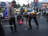 Seusai Demo di DPRD Jember, Mahasiswa dan Polres Bergotong Royong Bersihkan Sampah