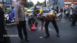 Seusai Demo di DPRD Jember, Mahasiswa dan Polres Bergotong Royong Bersihkan Sampah