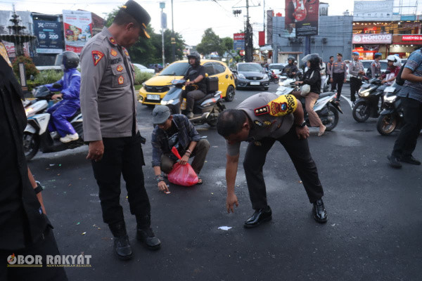 ​Jember, Obor Rakyat — Ada pemandangan menarik yang mencuri perhatian seusai aksi penyampaian aspirasi oleh mahasiswa di depan Kantor DPRD Jember, Jumat (30/10/2026) sore.